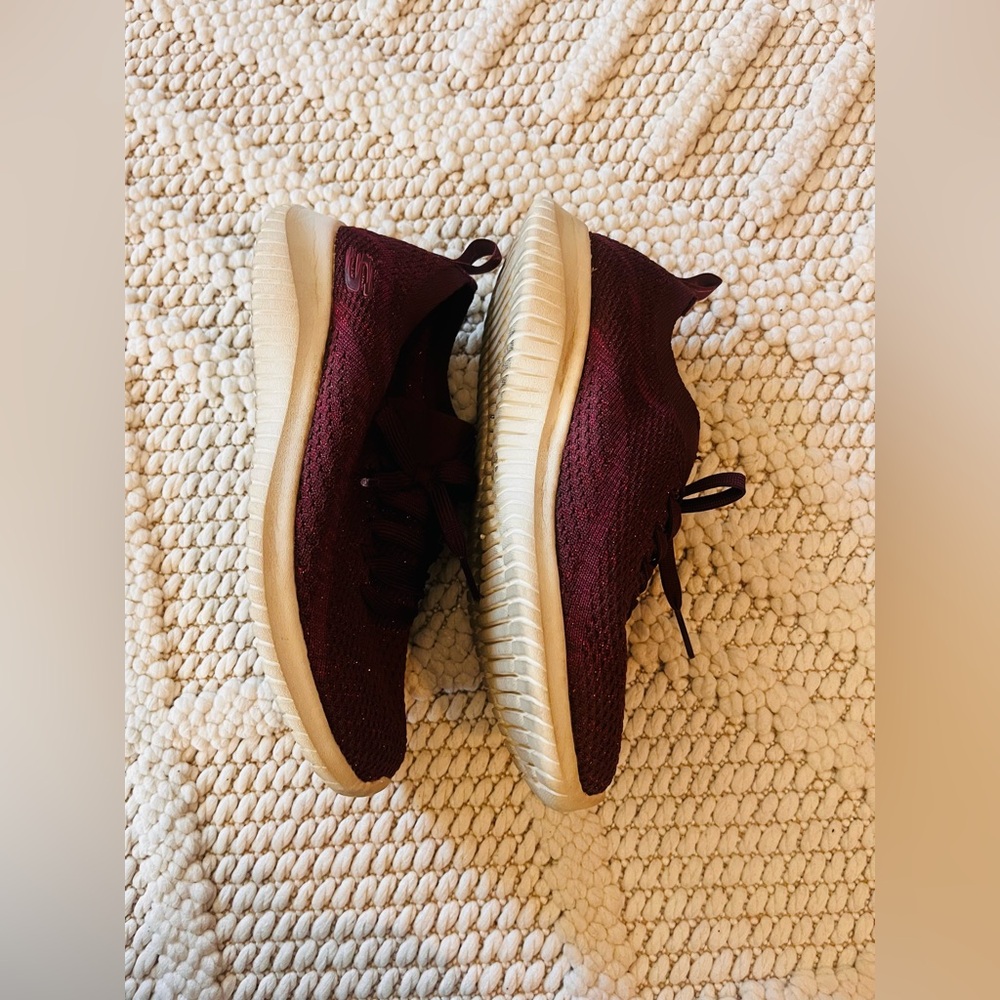 Skechers air cooled memory foam Burgundy Sneakers size 6 - Picture 2 of 5